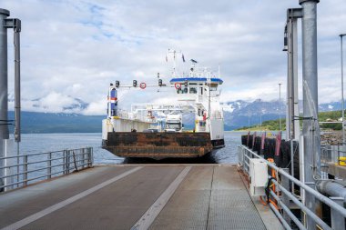 Olderdalen, Norveç - 07.08.2024: Lauvstad feribotu Olderdalen Limanı, Norveç
