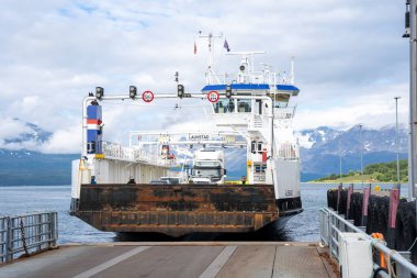 Olderdalen, Norveç - 07.08.2024: Lauvstad feribotu Olderdalen Limanı, Norveç