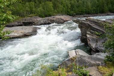 Yazın Norveç 'te Malselvfossen şelalesi