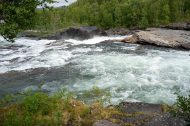 Yazın Norveç 'te Malselvfossen şelalesi