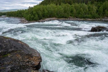 Yazın Norveç 'te Malselvfossen şelalesi