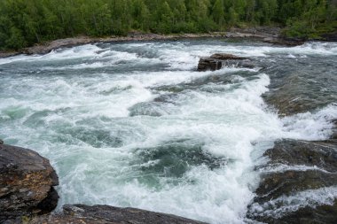 Yazın Norveç 'te Malselvfossen şelalesi