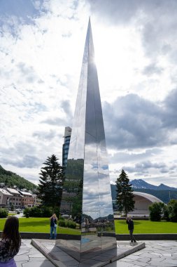 Narvik, Norveç - 07.05.2024: Narvik, Norveç 'teki Trinigon 3 anıtı