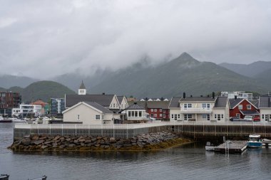 Norveç 'in Lofoten Adaları' ndaki Svolvaer kasabasının manzarası