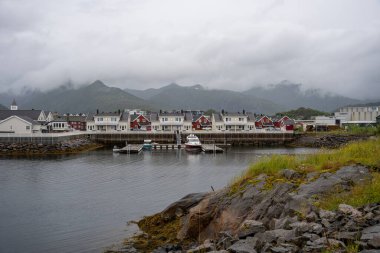 Norveç 'in Lofoten Adaları' ndaki Svolvaer kasabasının manzarası