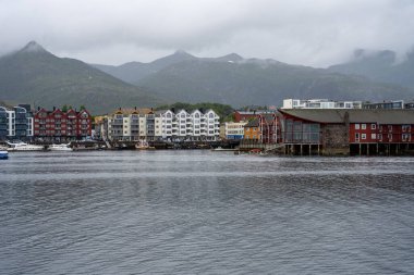 Norveç 'in Lofoten Adaları' ndaki Svolvaer kasabasının manzarası