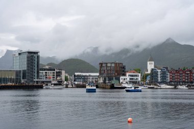 Norveç 'in Lofoten Adaları' ndaki Svolvaer kasabasının manzarası