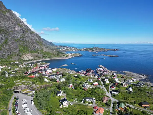 A, Norveç 'in Lofoten Adaları' ndaki küçük balıkçı köyü.