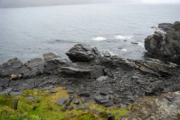 Skarsvag, Norveç 'te Kirkeporten' in yanındaki sahil kayalıkları