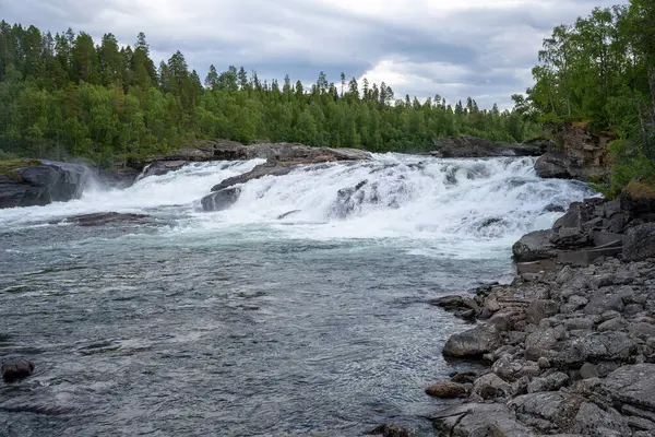 Yazın Norveç 'te Malselvfossen şelalesi