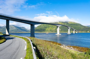 Lofoten adalarındaki Gimsostraumen Köprüsü manzarası, Norveç