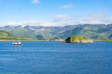 Gimsostraumen boğazındaki küçük geminin manzarası Lofoten Adaları, Norveç