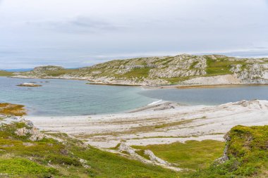 Norveç doğasının Trol Holmsund dolomit kaya oluşumlarının Norveç 'teki Porsangerfjord' un yanındaki manzarası