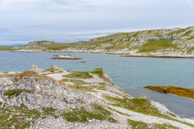 Norveç doğasının Trol Holmsund dolomit kaya oluşumlarının Norveç 'teki Porsangerfjord' un yanındaki manzarası