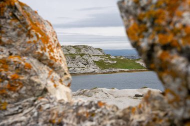 Norveç doğasının Trol Holmsund dolomit kaya oluşumlarının Norveç 'teki Porsangerfjord' un yanındaki manzarası