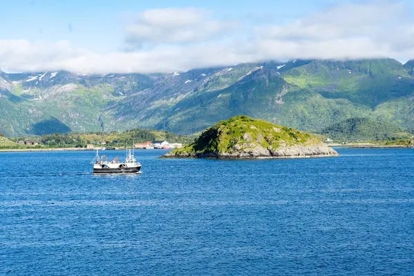 Gimsostraumen boğazındaki küçük geminin manzarası Lofoten Adaları, Norveç