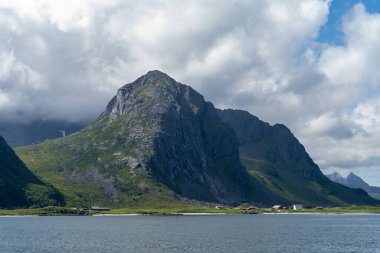 Norveç 'in Lofoten adalarındaki güzel yeşil dağ ve fiyort manzarası