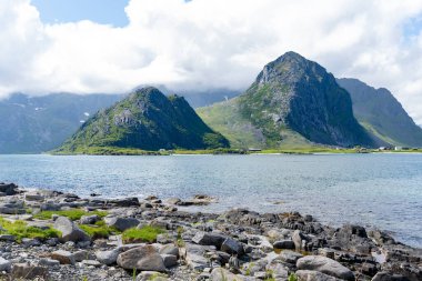 Norveç 'in Lofoten adalarındaki güzel yeşil dağ ve fiyort manzarası