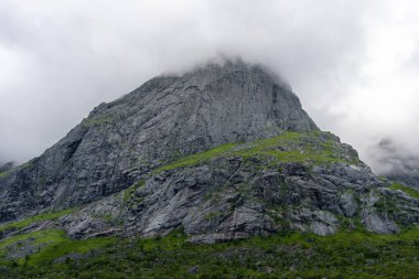 Norveç 'in Lofoten adasında bulut kaplı dağ zirvesi