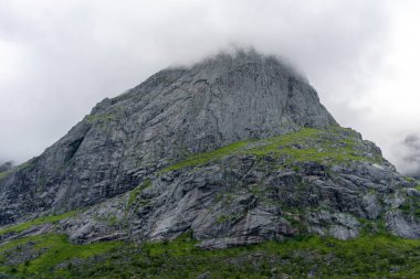 Norveç 'in Lofoten adasında bulut kaplı dağ zirvesi