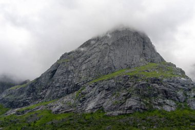 Norveç 'in Lofoten adasında bulut kaplı dağ zirvesi