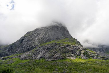 Norveç 'in Lofoten adasında bulut kaplı dağ zirvesi