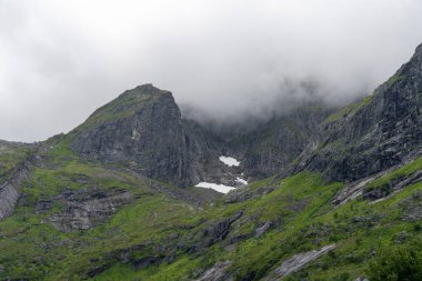 Norveç 'in Lofoten adasında bulut kaplı dağ zirvesi