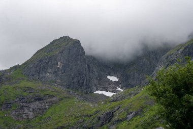 Norveç 'in Lofoten adasında bulut kaplı dağ zirvesi
