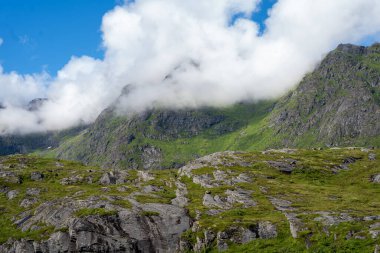 A, Norveç 'teki uçurumlar Lofoten Adaları' ndaki küçük balıkçı köyü