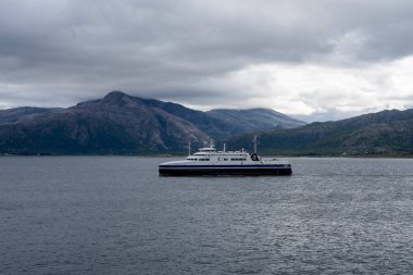 Lofoten Adaları, Norveç - 07.08.2024: Norveç 'te fiyortta feribot
