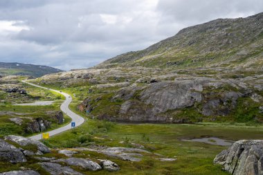 Norveç 'te Norveç ve İsveç sınırındaki Bjornfjell Gümrüğünde sallanıyor