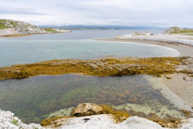 Norveç doğasının Trol Holmsund dolomit kaya oluşumlarının Norveç 'teki Porsangerfjord' un yanındaki manzarası