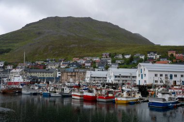 Honningsvag, Norveç - 07.03.2024: Honningsvag, Norveç Kuzey Burnu Limanı 'ndaki gemiler