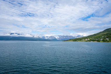 Norveç 'in Olderdalen şehrinde yeşil dağlar, fiyort ve mavi gökyüzü
