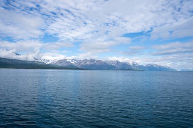 Norveç 'in Olderdalen, Norveç' te karlı dağlar, fiyort ve mavi gökyüzü