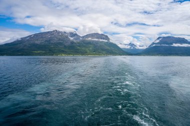 Norveç 'te fiyortta feribot üstüne feribot izi