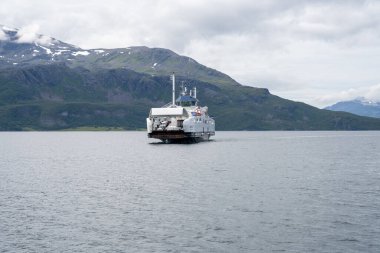 Svensby, Norveç - 07.08.2024: Ibestad feribotu Svensby Limanı, Norveç