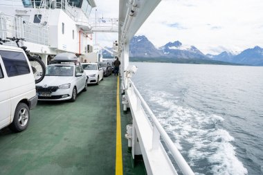 Svensby, Norveç - 07.08.2024: Norveç, Svensby 'deki Ibestad feribotunda