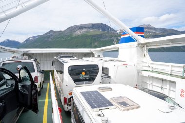 Svensby, Norveç - 07.08.2024: Norveç, Svensby 'deki Ibestad feribotunda