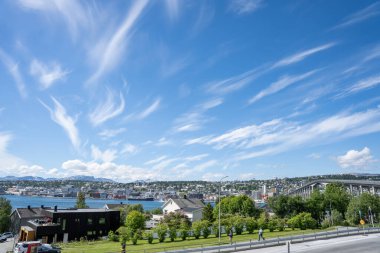 Tromso, Norveç - 07.04.2024: Tromso, Norveç üzerinde mavi gökyüzünde Cirrus bulutları