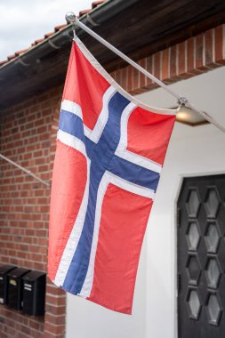Evin önünde Norveç bayrağı