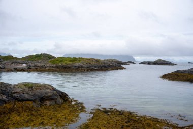 Norveç 'in Lofoten adalarındaki Svolvaer' de kıyı kayaları ve deniz manzarası