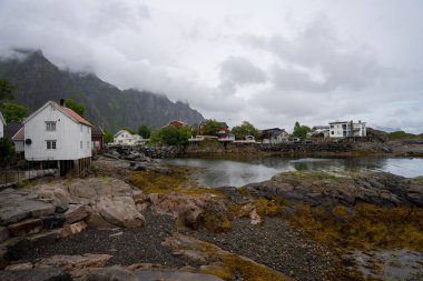 Norveç 'in Lofoten adalarındaki Svolvaer kasabasının manzarası