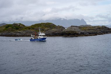 Svolvaer, Norveç - 07.06.2024: Norveç 'in Lofoten adalarındaki Svolvaer adasında küçük bir balıkçı teknesi