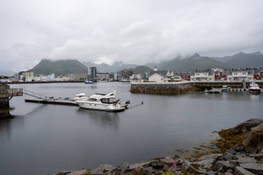 Svolvaer, Norveç - 07.06.2024: Lofoten Adaları, Norveç 'teki Svolvaer limanı