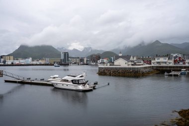 Svolvaer, Norveç - 07.06.2024: Lofoten Adaları, Norveç 'teki Svolvaer limanı