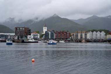 Norveç 'in Lofoten Adaları' ndaki Svolvaer kasabasının manzarası