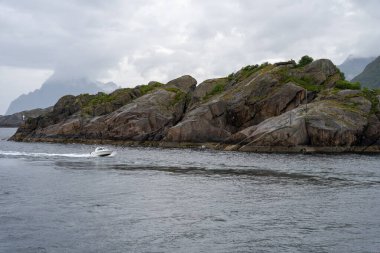 Norveç 'in Lofoten adalarındaki Svolvaer adasında hız yapan küçük bir balıkçı teknesi.