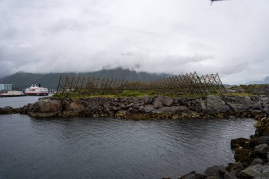 Svolvaer, Norveç - 07.06.2024: Svolvaer, Norveç 'te boş balık kurutma pulu