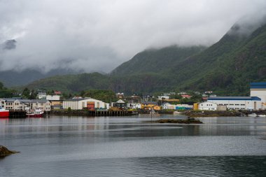 Svolvaer, Norveç - 07.06.2024: Norveç 'in Lofoten adalarındaki Svolvaer kasabasının görüntüsü